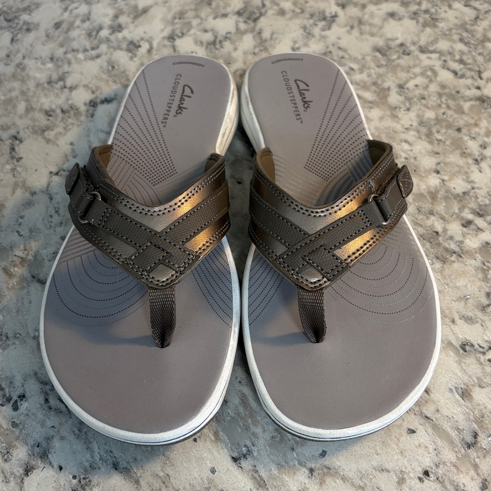 Clarks Women's Breeze Sea Flip-Flop sandal  women’s 10 M